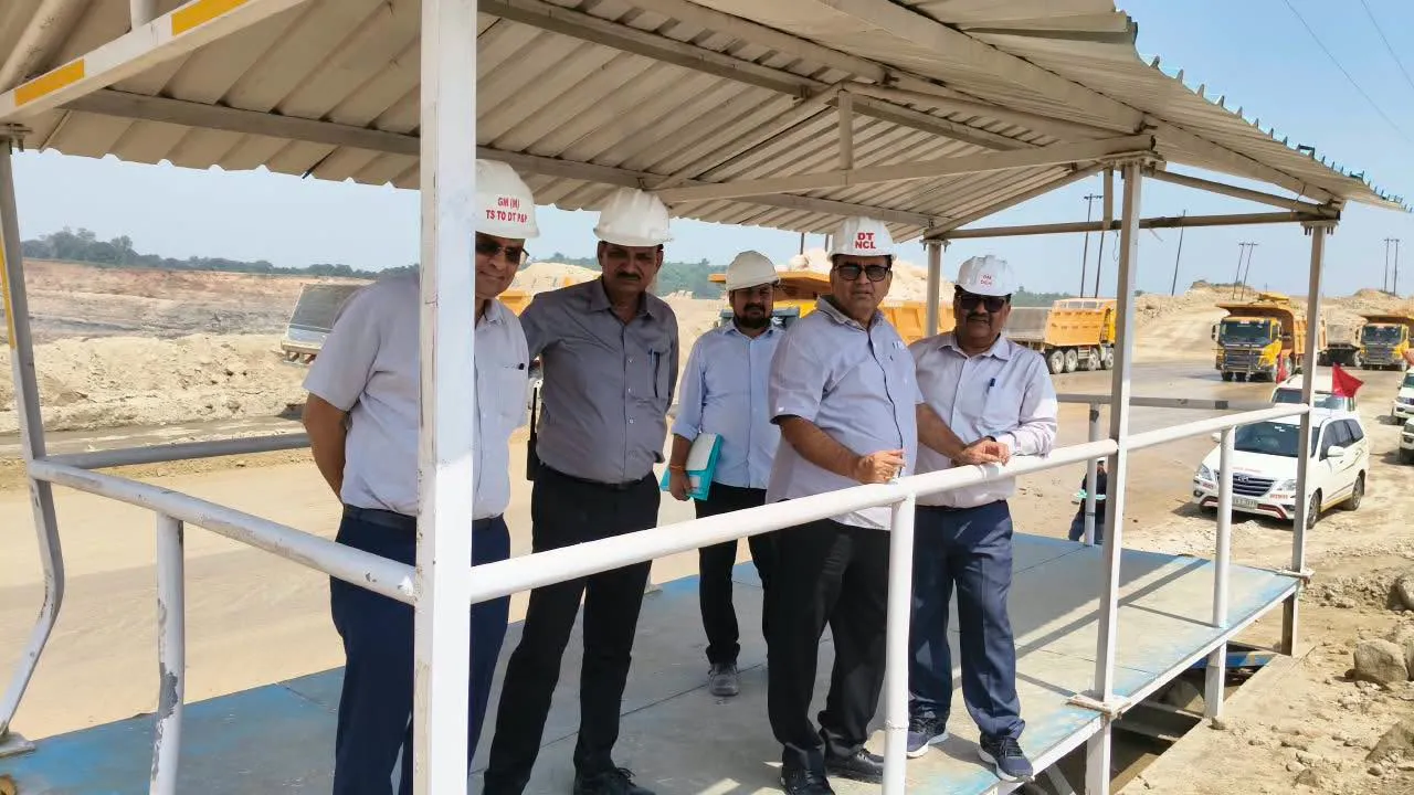 Singrauli News: दुधिचुआ खदान का निरीक्षण करने पहुंचे एनसीएल निदेशक तकनीकी