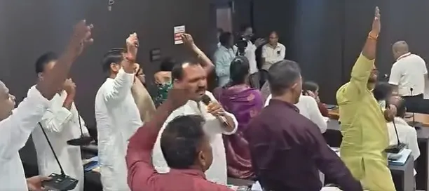 Singrauli News: नगर निगम परिषद में गूंजा नारा—“वोट चोर कहां मिलेंगे, 