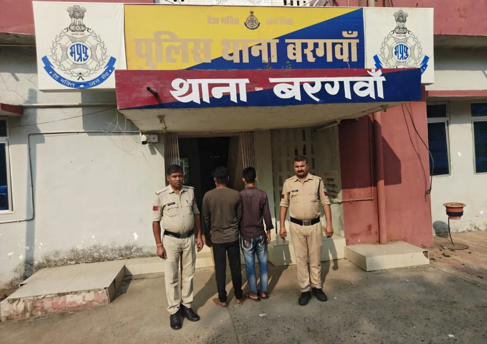 Singrauli News: मझौली में किराना दुकान से चोरी का खुलासा, दो आरोपी गिरफ्तार