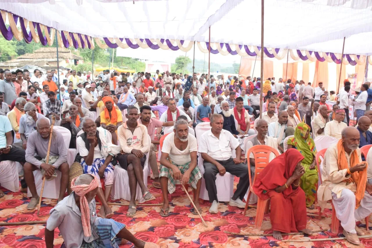 Singrauli News: राज्यमंत्री की मौजूदगी में बर्दी में लगा जन विश्वास शिविर, महिला समूहों को मिले 12 ल