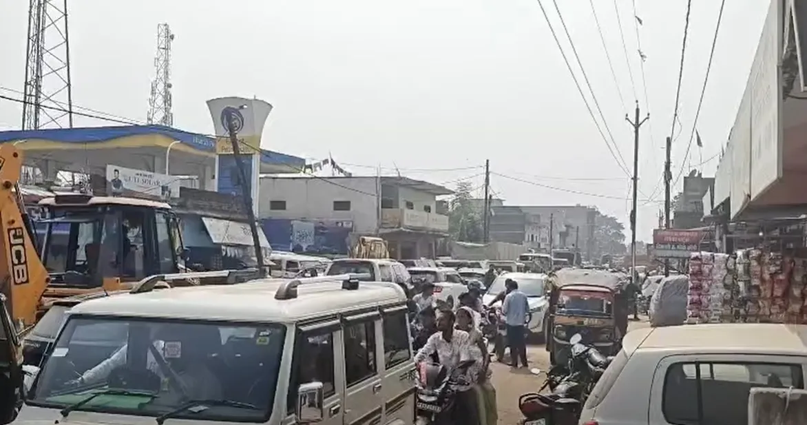 Singrauli News: बीजपुर-गनियारी मार्ग पर जाम से लोग परेशान, यातायात व्यवस्था नदारद