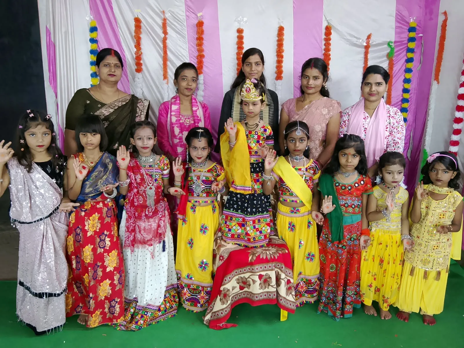 Singrauli News: आदर्श नव ज्योति स्कूल सरई में गरबा महोत्सव, छात्राओं ने दीं सांस्कृतिक प्रस्तुतियां