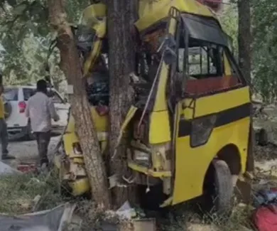 Chhattisgarh road accident: छत्तीसगढ़ में दर्दनाक सड़क हादसा: पेड़ से टकराई यात्री बस, छह की मौत, 15