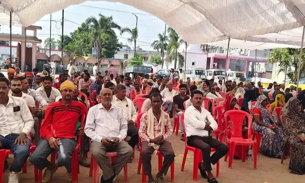 Sidhi News: कथित धर्मांतरण के विरोध में सीधी में पैदल मार्च, कलेक्टर को सौंपा ज्ञापन