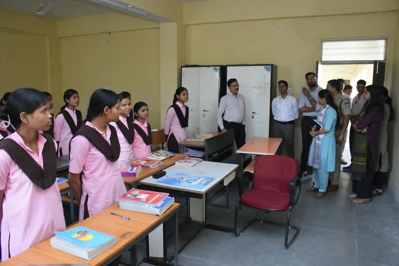 Singrauli News: कन्या शिक्षा परिसर का निरीक्षण करने पहुंचे रीवा कमिश्नर, छात्राओं की कम उपस्थिति पर 