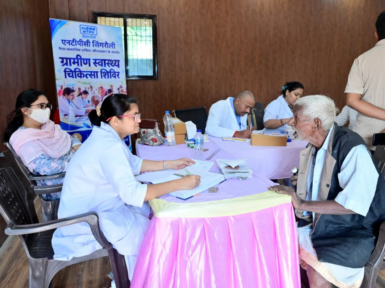 Singrauli News: एनटीपीसी सिंगरौली के स्वास्थ्य शिविर में 150 ग्रामीणों की जांच, निःशुल्क दवाएं वितरि