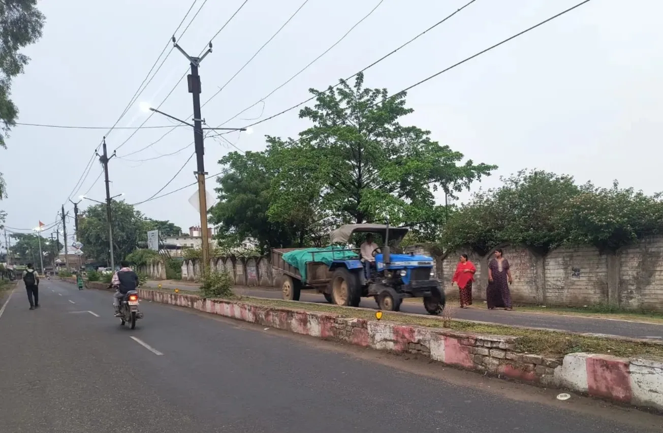 Singrauli News: कोतवाली क्षेत्र में सफेद पत्थरों का अवैध कारोबार, रोजाना 5 से 10 ट्रैक्टरों से ढुलाई