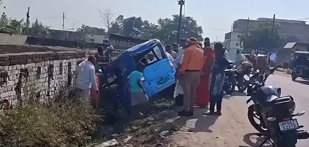 Singrauli News: गनियारी में नाले में घुसा यात्रियों से भरा ऑटो, बाल-बाल बची जान, टला बड़ा हादसा