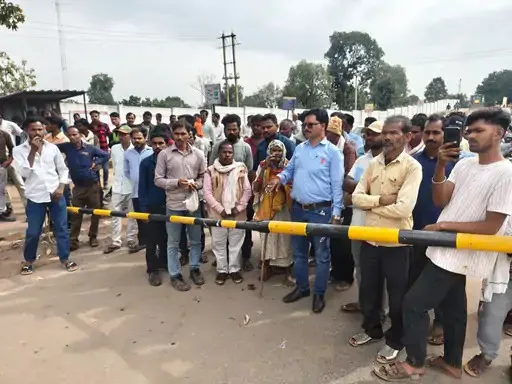 Singrauli News: अमिलिया कोल माइंस में विस्थापितों का प्रदर्शन, 270 परिवारों को लाभ नहीं मिलने का आरो