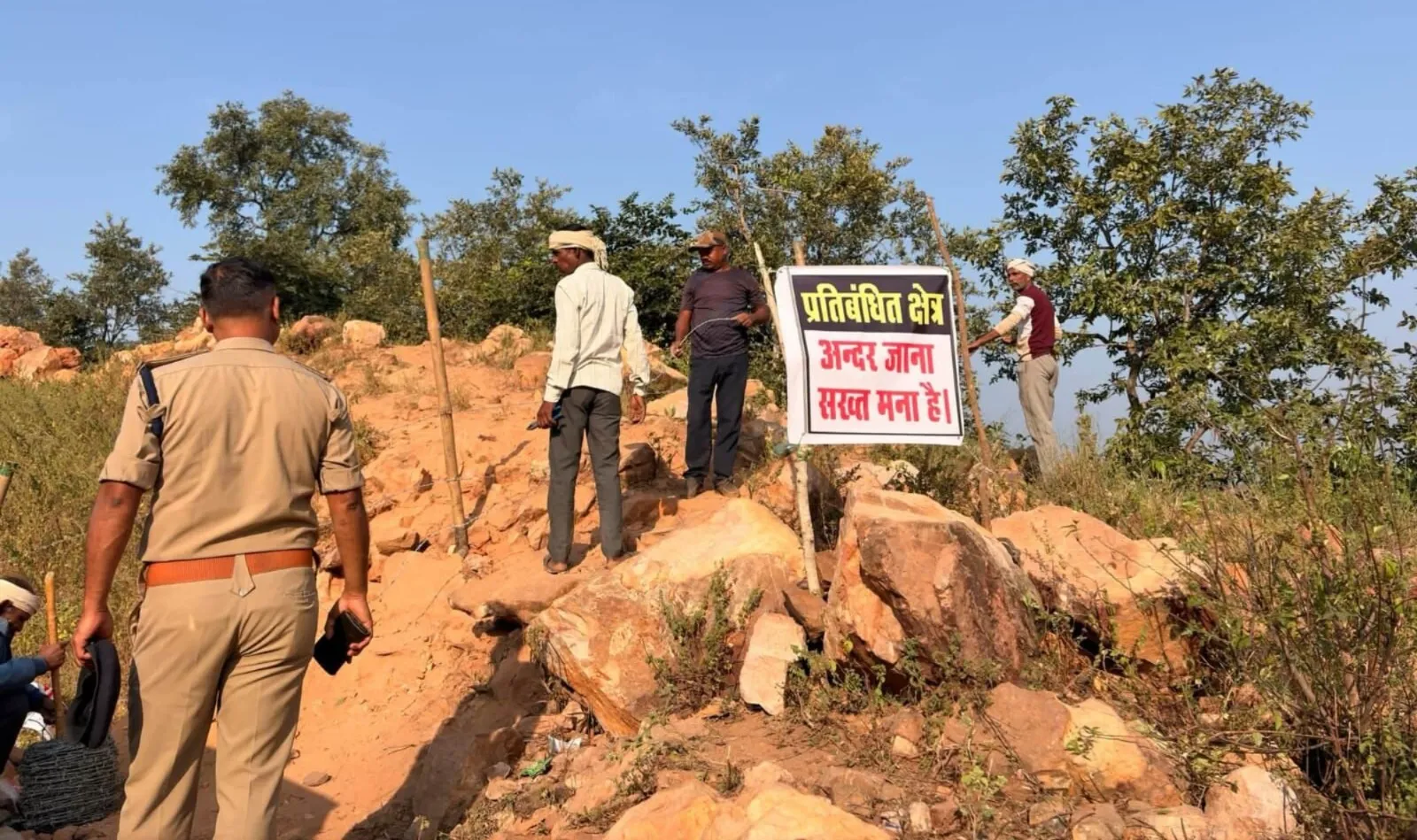 Sidhi News: भंवरसेन घाटी में पहाड़ी पर चढ़ने पर रोक, सुरक्षा के लिए पुलिस तैनात