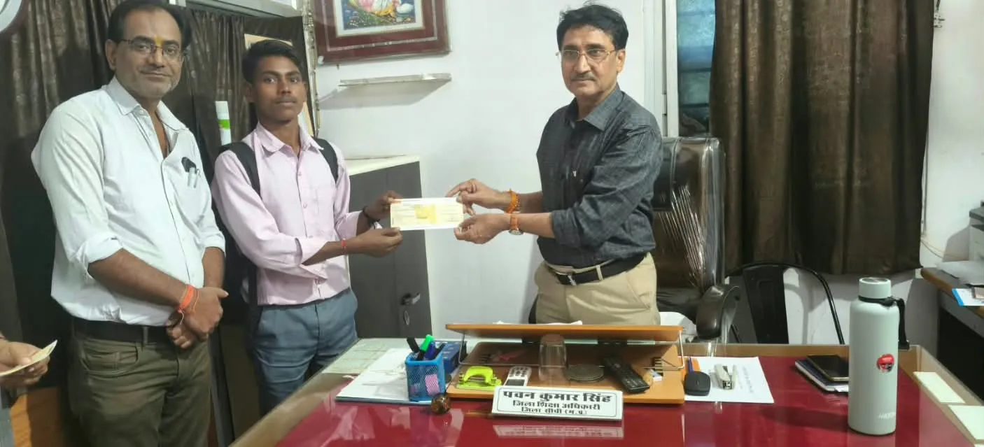 Sidhi News: लैपटॉप की राशि से वंचित 22 विद्यार्थियों को मिले चेक, जिले के 2,185 विद्यार्थी पाए गए थे