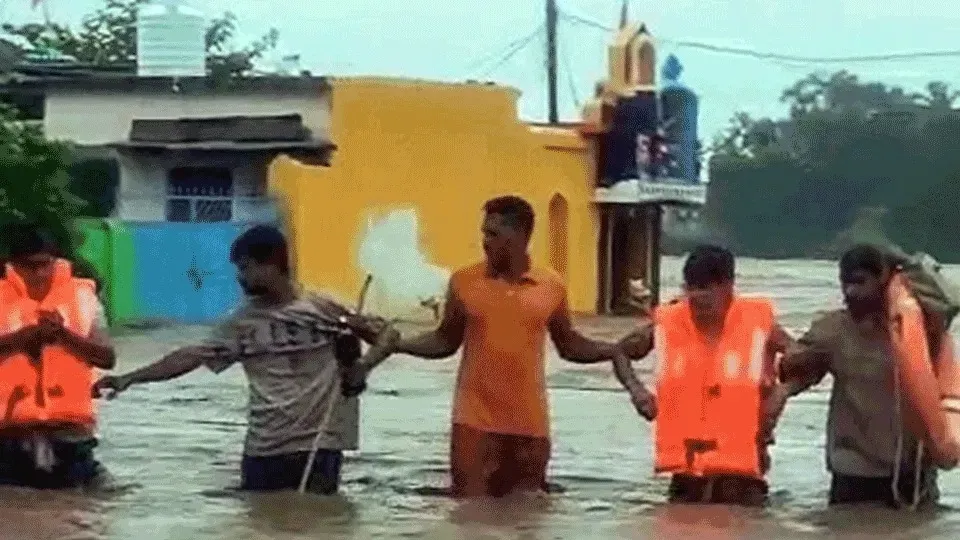 Mp News: चक्रवात के असर से ओडिशा में बाढ़, 300 गांव प्रभावित; 9 ट्रेनें रद्द, 14 के बदले मार्ग