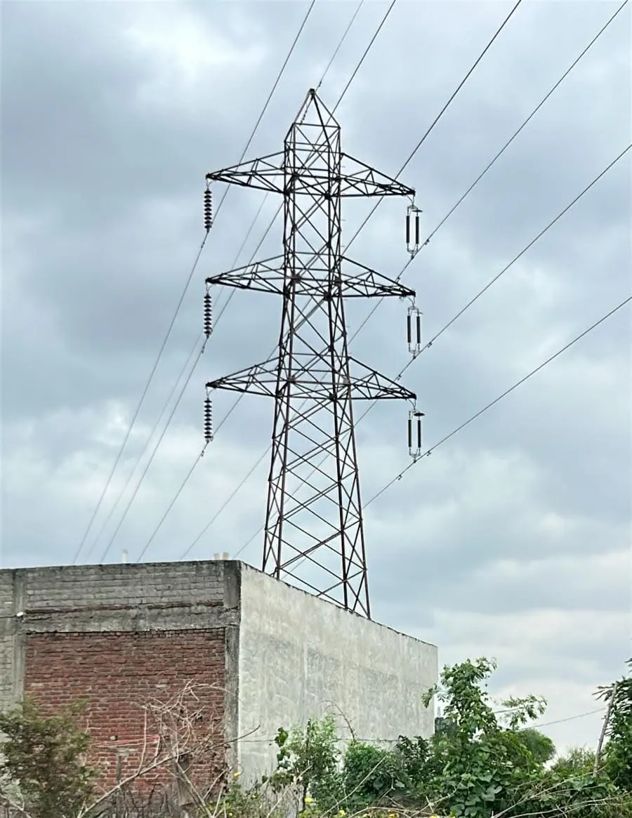 Satna News: सतना में हाई कोर्ट के निर्देश पर बिजली लाइनों के प्रतिबंधित कॉरिडोर में निर्माणों पर कार