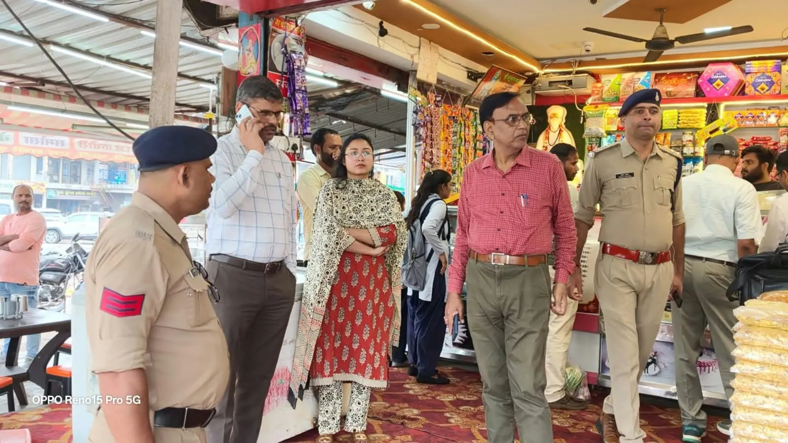 Sidhi News: दीपावली से पहले मिठाई दुकानों पर प्रशासन की छापेमारी, चार प्रतिष्ठानों से नमूने लिए