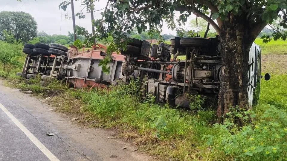 Singrauli News: माड़ा-परसौना मार्ग पर सीमेंट लोड बल्कर पलटा, 33 केवी बिजली पोल क्षतिग्रस्त