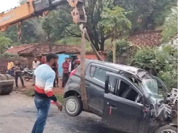 Sidhi News: सीधी में यात्री बस और कार की आमने-सामने भिड़ंत, महिला समेत तीन की मौत, पांच साल की बच्ची