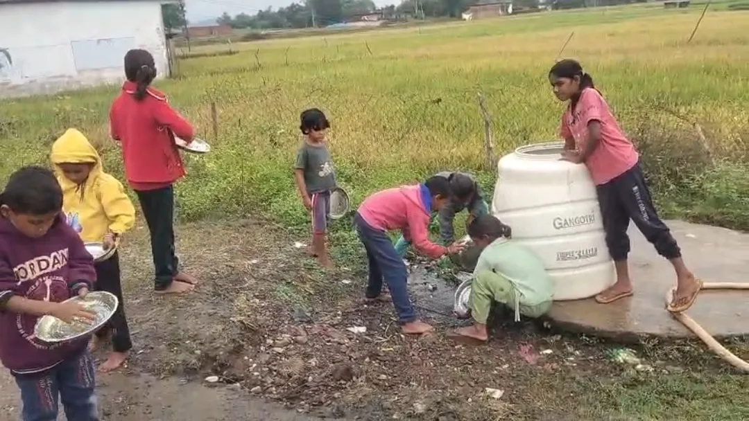 Singrauli News: सरकारी स्कूल में मध्याह्न भोजन के नाम पर बच्चों से धुलवाई जा रही जूठी थालियां