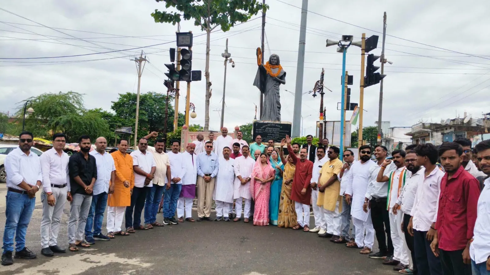 Singrauli News: इंदिरा गांधी की पुण्यतिथि पर कांग्रेसजनों ने किया नमन, प्रतिमा पर अर्पित की श्रद्धां